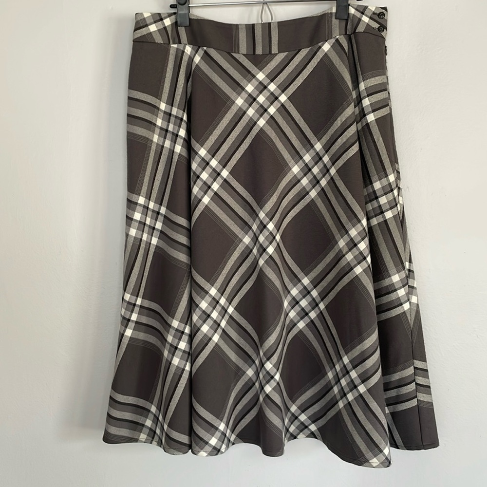 Evan-Picone size 14 mid-length skirt.